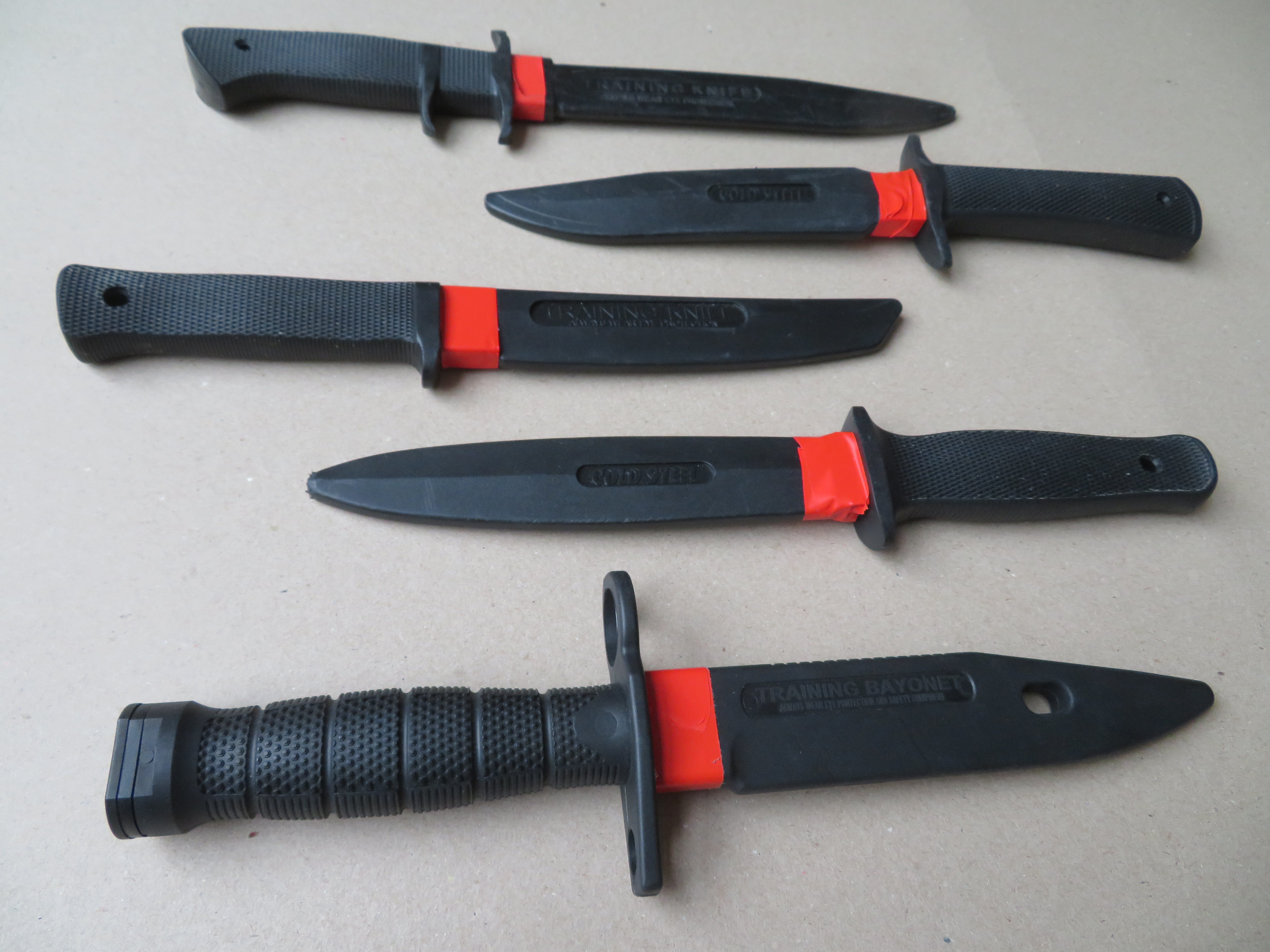 Některé varianty tréninkových nožů Cold Steel používaných v klubu ABFC.